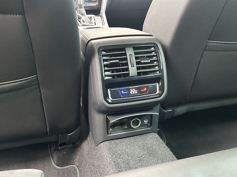 Volkswagen Passat Variant (2023) 2.0 TDI 4Motion DSG R-Line - fotka 25 z 35