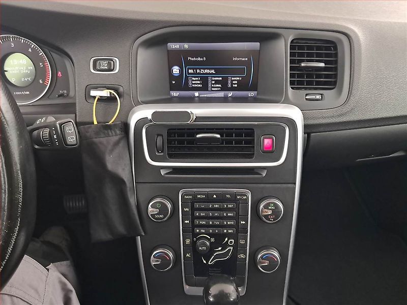 Volvo V60 (2011) D3 2.0, Automat, po STK - fotka 12 z 17