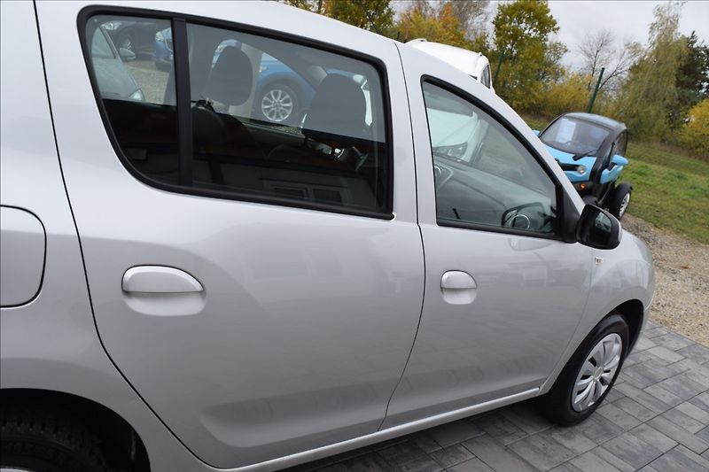 Dacia Sandero 1,2 i 55KW PO SERVISE - fotka 11 z 39
