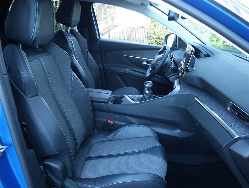 Peugeot 3008 (2022) Allure Pack 1.2 PureTech - fotka 9 z 22