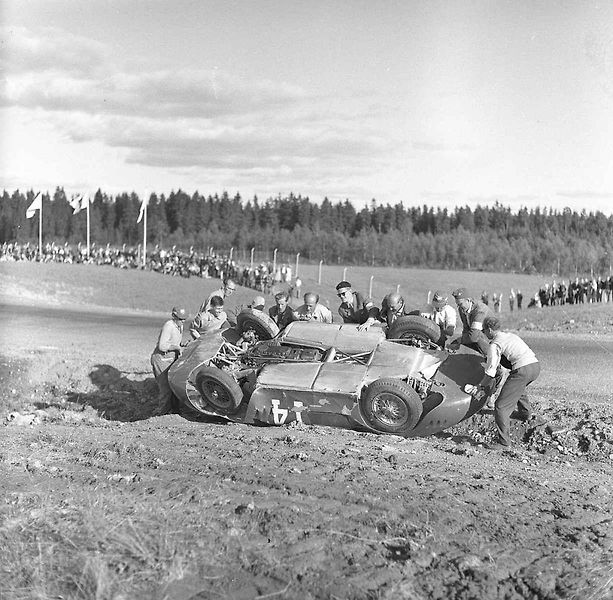 Švédský závodní jezdec Joakim Bonnier v kokpitu vozu F1 Maserati v roce 1966.