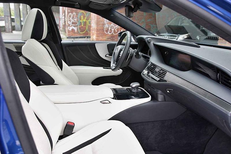 Lexus LS 500.