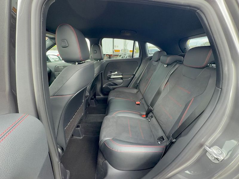 Mercedes-Benz GLA 200d 4MATIC Edition 140 Years - fotka 14 z 38