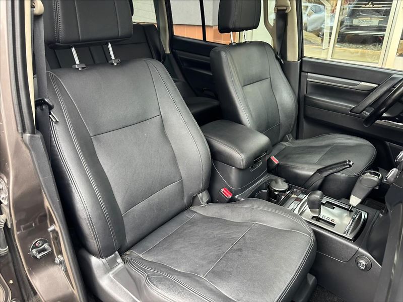 Mitsubishi Pajero 3,2 DI-D  Instyle 4x4+Serviska - fotka 28 z 32