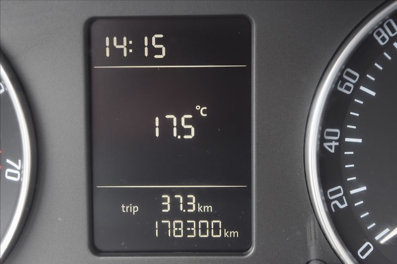 Škoda Octavia 1,2 i 77KW KLIMA VÝHŘ.ČEL.SKLO - fotka 26 z 37