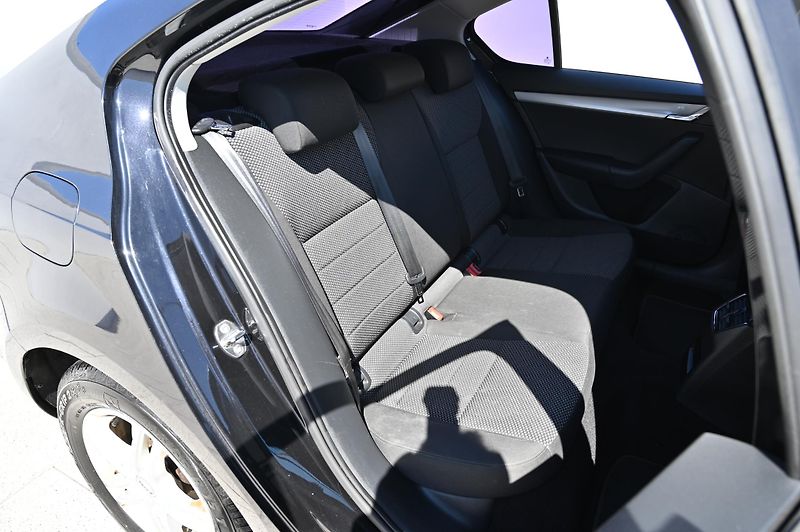 Škoda Octavia 1.6TDI 77KW Ambition rezervace - fotka 29 z 49
