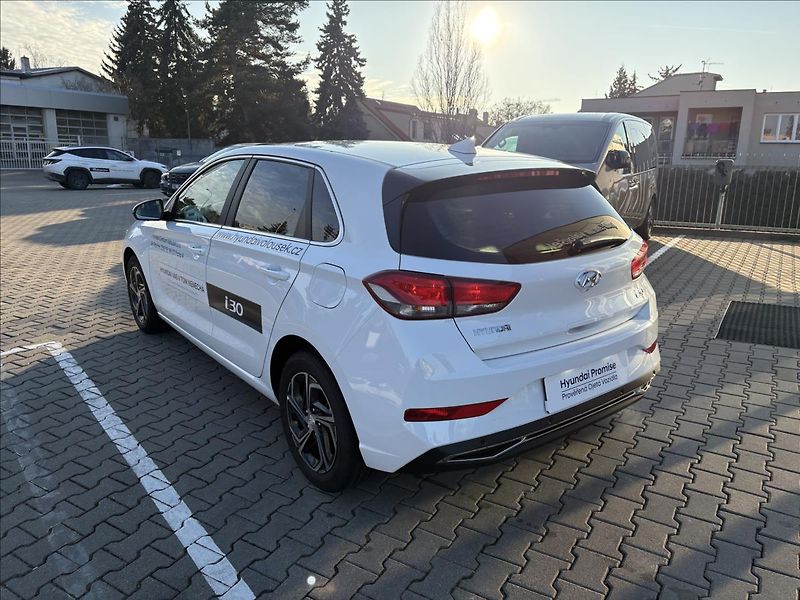 Hyundai i30 1,5 i CVVT  HB Smart - fotka 3 z 17