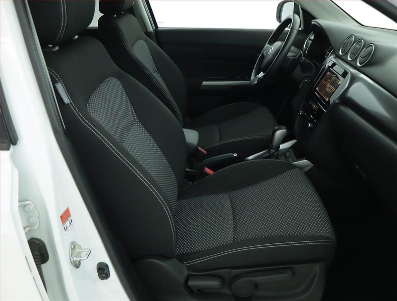 Suzuki Vitara (2018) 1.0 BoosterJet, Automat - fotka 9 z 16