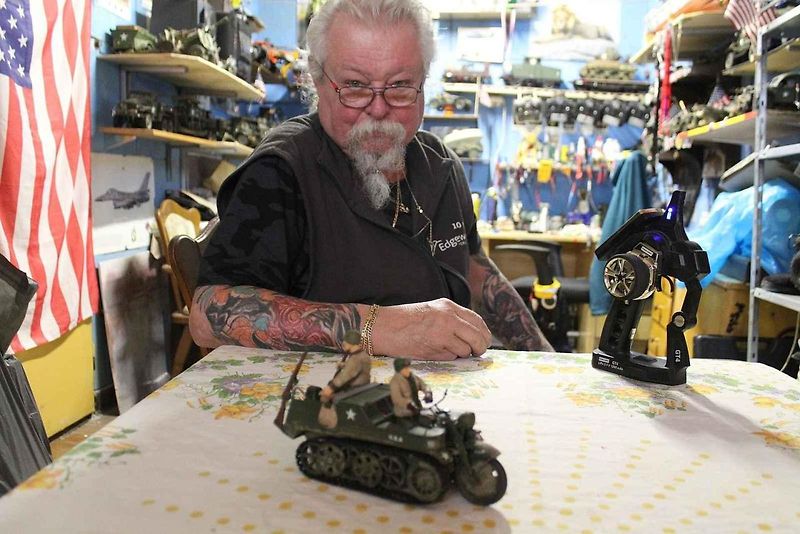 Luděk Novák propadl kouzlu RC modelů. Na snímku Hračka auta Unimog, předělaná na RC model.