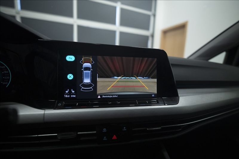Volkswagen Golf 1,5 TSI KEYLESS KAMERA VÝHŘEV - fotka 39 z 42