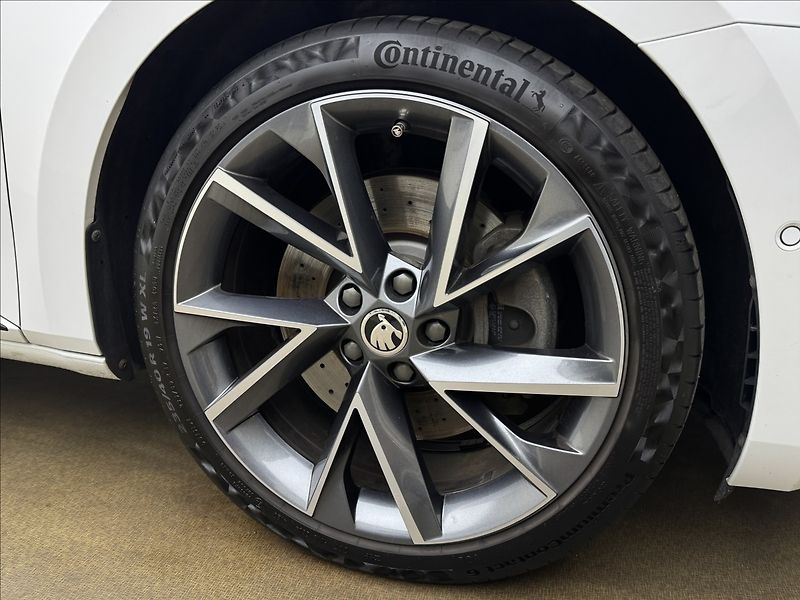 Škoda Superb 2,0 SPORTLINE 4X4 DSG 350HPAPR - fotka 50 z 55