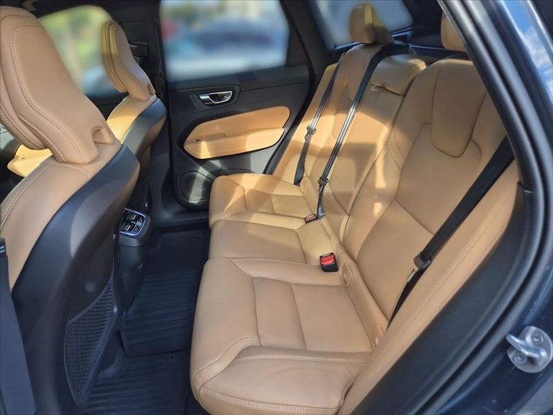 Volvo XC60 2,0 B5 AWD Ultimate Dark Vzduc - fotka 10 z 19