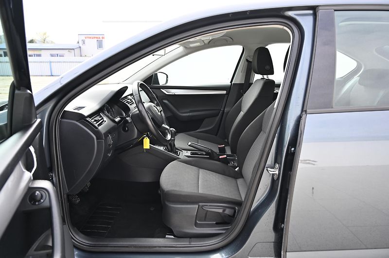 Škoda Octavia 1.6TDI  8/2015  Rezervace - fotka 16 z 28
