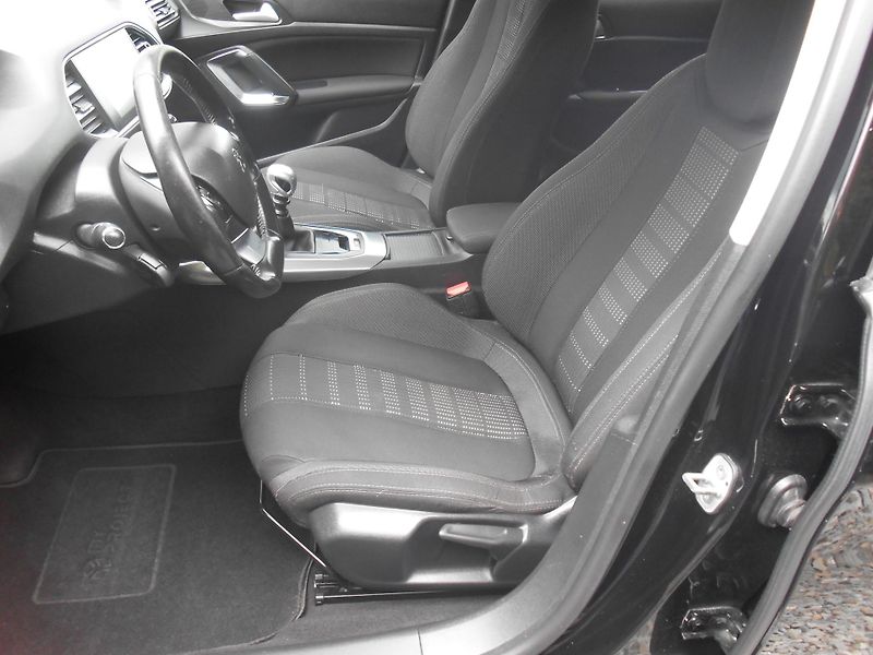 Peugeot 308 1.6HDi, KAMERA,NAVI,FULL LED! - fotka 27 z 40