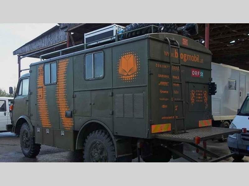 Automobil si umí poradit i s těžším terénem