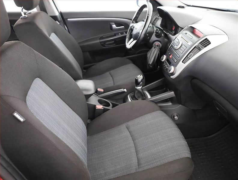 Kia Ceed (2010) 1.6 CRDi, jezdí výborně - fotka 7 z 16