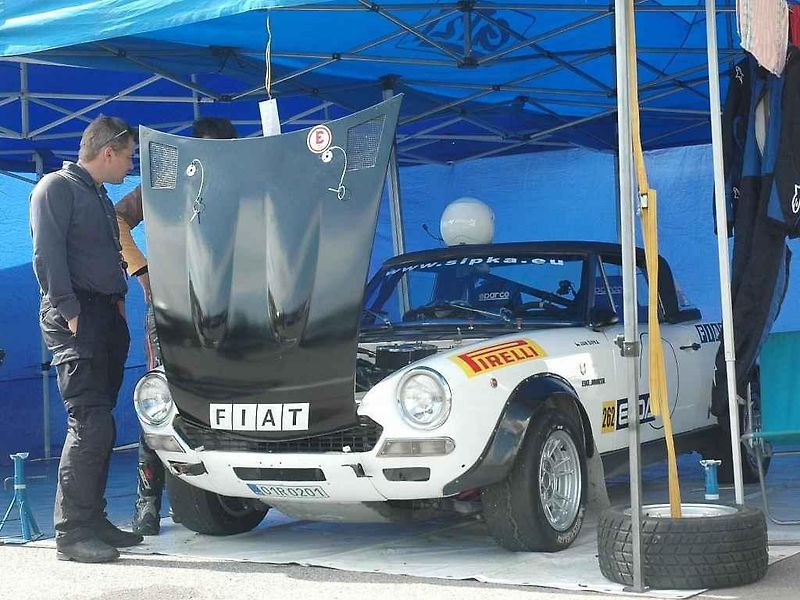 Historická vozidla obsadí o víkendu autodrom. V sobotu se koná tradiční Podzimní Sosnění.
