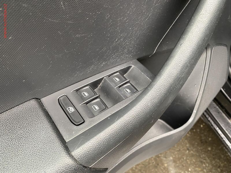 Škoda Rapid (2015) 1.6 TDi, Sport, xenon, panor - fotka 13 z 15