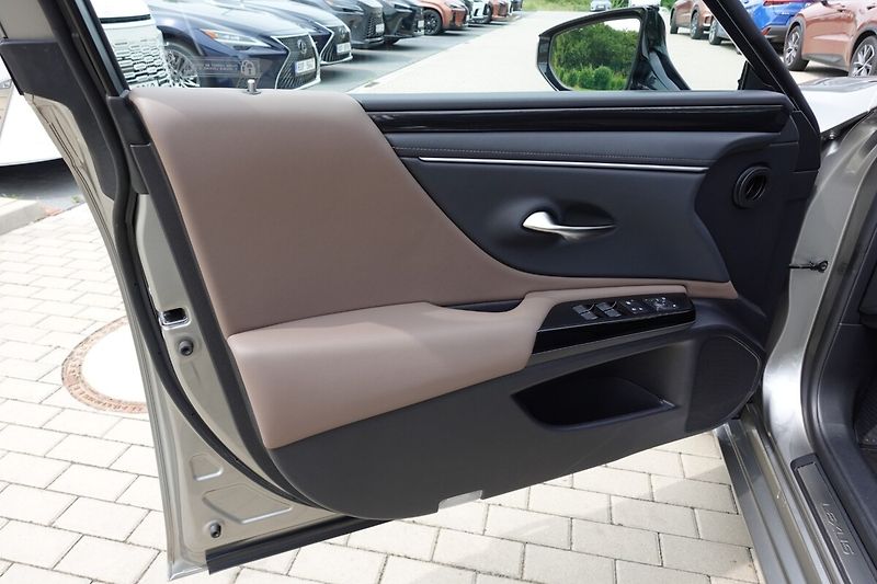 Lexus ES 300h ZLEVNĚNO 2,5 HSD LIMITED EDITI - fotka 17 z 41