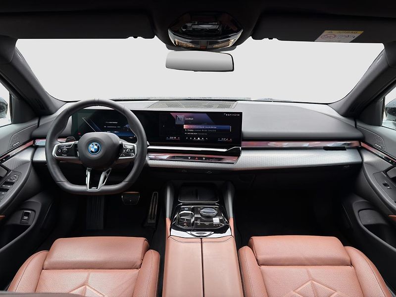 BMW i5 xDrive40 Touring - fotka 4 z 16