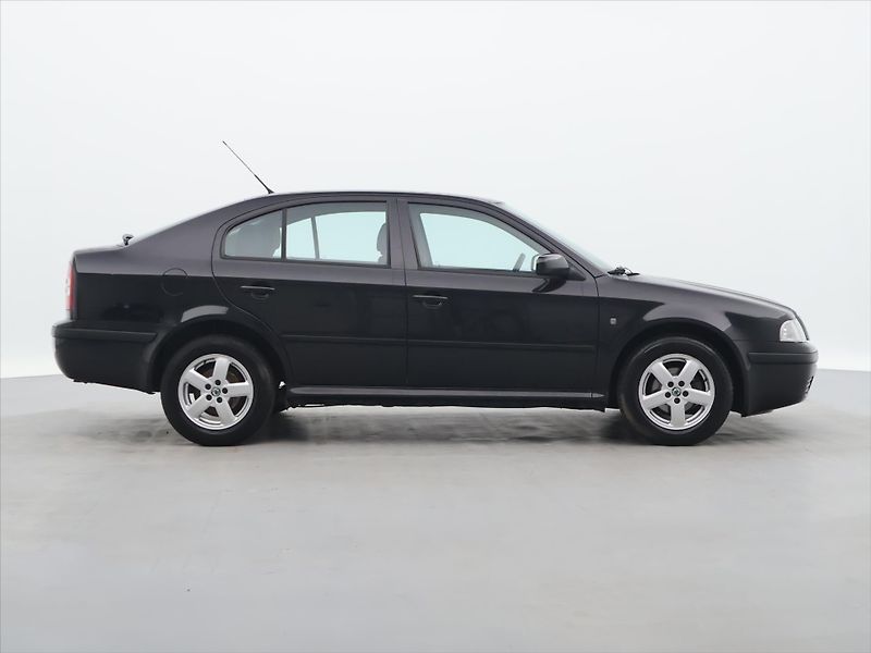 Škoda Octavia 1,6 MPI 75kW Tour Klima 2.Maj - fotka 8 z 26