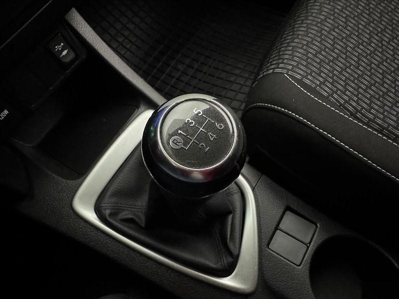 Toyota Auris 1,4 66kW NAVI KAMERA TAŽNÉ - fotka 22 z 32