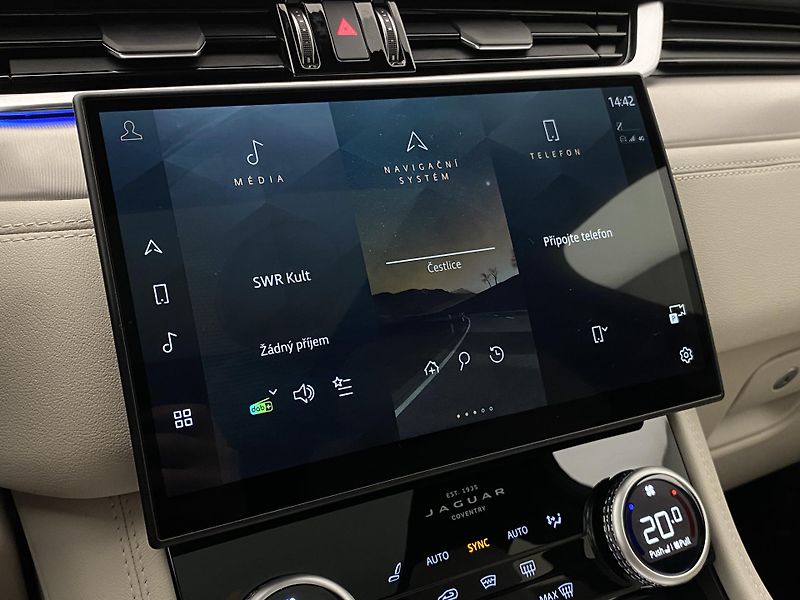 Jaguar F-Pace P250 SE R-DYNAMIC AWD AUT  - fotka 8 z 43
