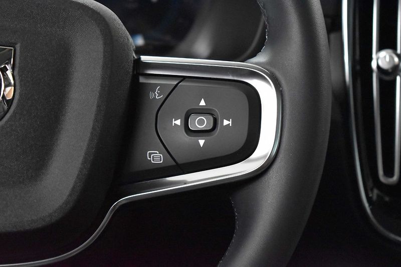 Volvo XC40 B4 AWD KAMERY360*HARMAN*ČR 1.M - fotka 19 z 42