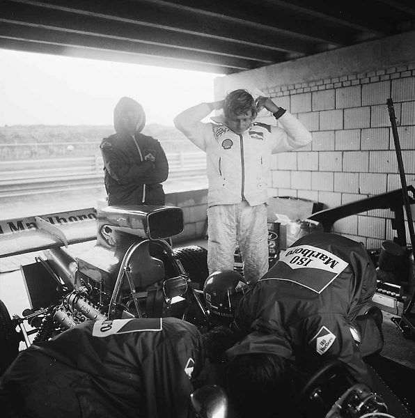 Dnes 83letý někdejší holandský závodník Gijs van Lennep je považován za příslušníka nizozemské šlechty bez titulu. K 78. narozeninám dostal specializovaný vůz Porsche 911 Carrera S s otiskem svého prstu.