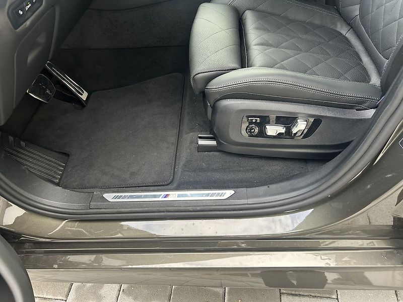 BMW X5 xDrive40d M Sport Pro - fotka 11 z 33