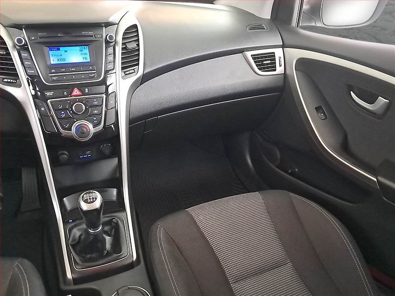 Hyundai i30 (2015) Trikolor 1.4 CVVT, Serv.kniha - fotka 8 z 16