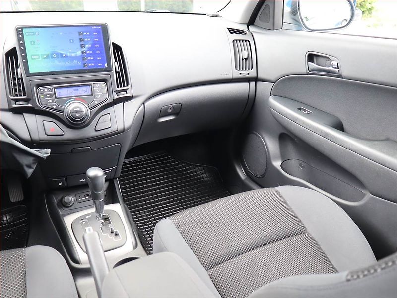 Hyundai i30 (2010) 1.6 MPI, Automat, Serv.kniha - fotka 8 z 18