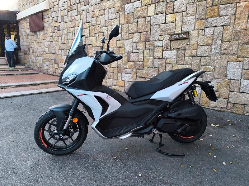 Aprilia (2026) SR GT 400 Dusty Grey - fotka 17 z 18