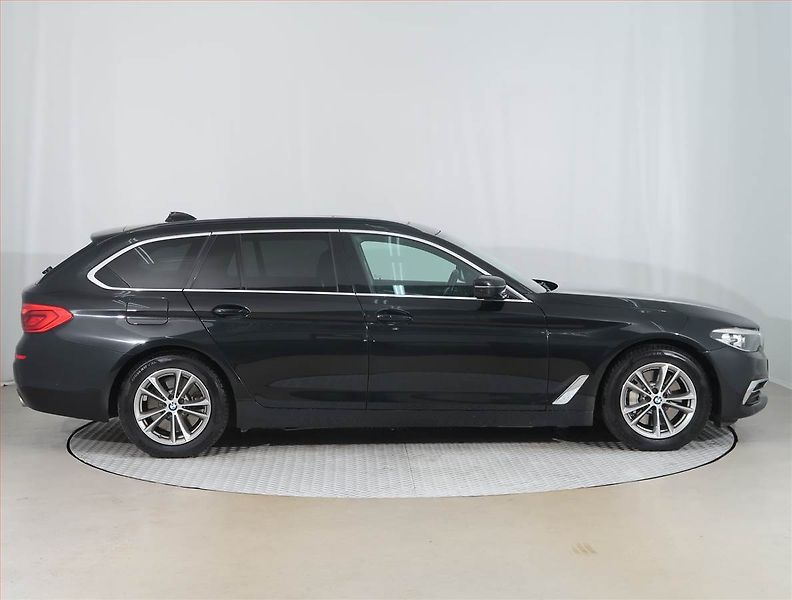 BMW Řada 5 (2019) Luxury Line 530d xDrive - fotka 6 z 24