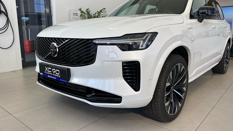 Volvo XC90 (2026) ULTRA DARK, T8 AWD, 228+107 kW - fotka 3 z 14