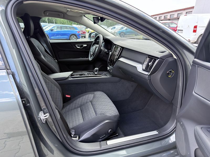 Volvo V60 B4 FWD CORE // REZERVACE // - fotka 18 z 35