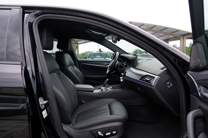 BMW Řada 5 M550i xDrive/Lasery,HUD/530PS - fotka 27 z 44