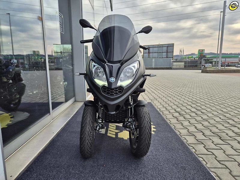 Piaggio MP3 300 (2024) Deep Black - fotka 9 z 20