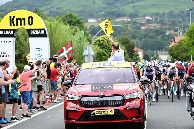 I v letošní Tour de France hrají kromě závodníků velkou roli auta značky Škoda.