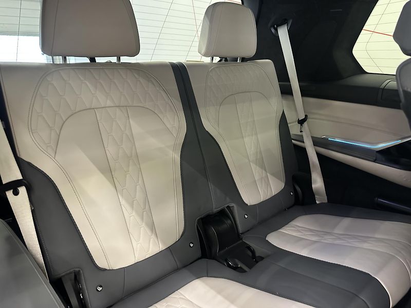 BMW X7 (2023) M60i INDIVID*CZ*DPH*TOP VÝBAVA - fotka 16 z 24
