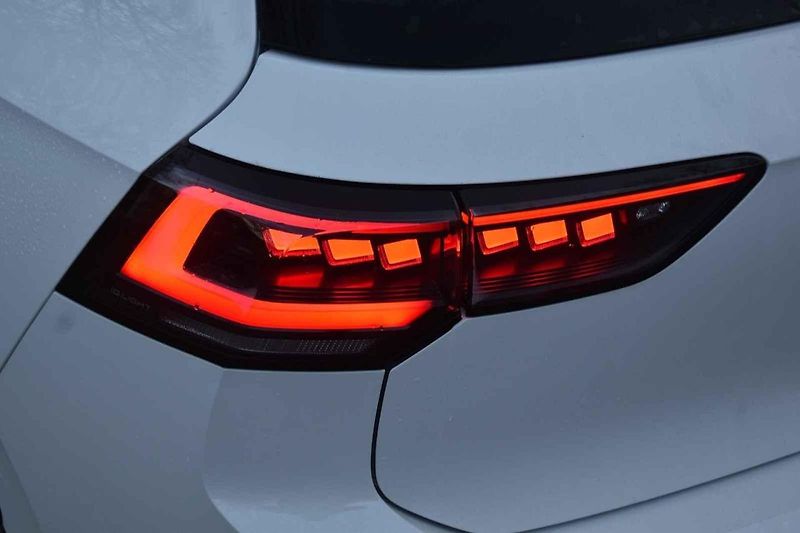 Volkswagen Golf GTI se cítí skvěle na méně frekventovaných silnicích.
