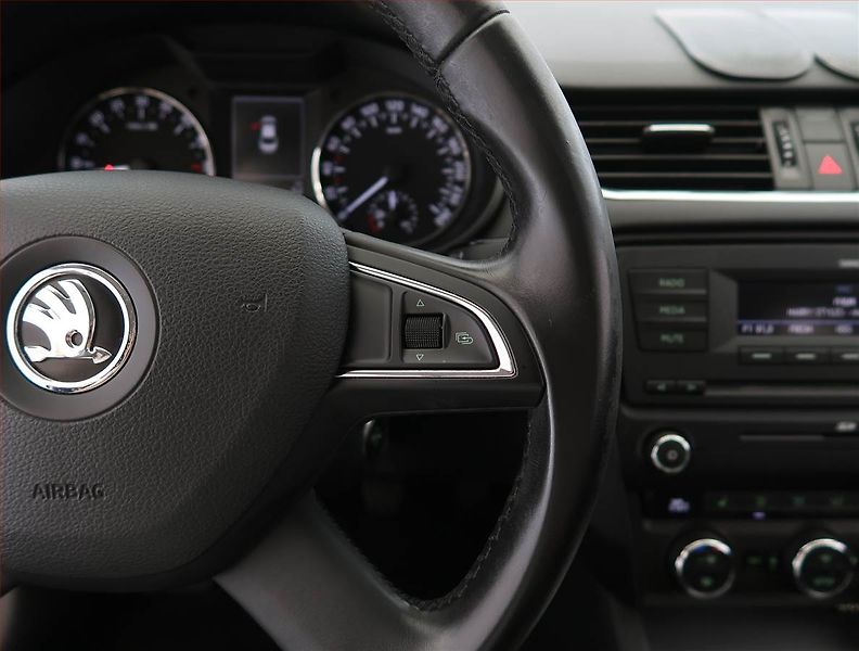 Škoda Octavia (2013) Elegance 1.6 TDI, Tempomat - fotka 17 z 21