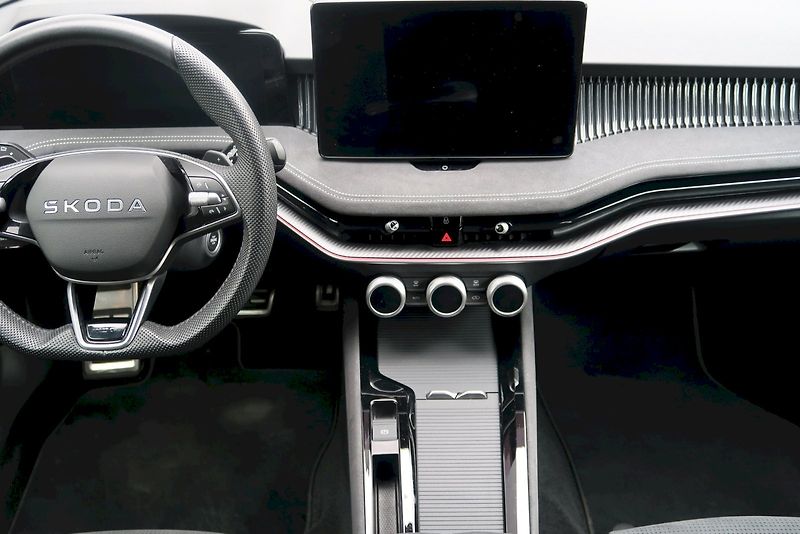 Škoda Superb (2025) Combi SportLine 2,0 TSi/195 kW - fotka 12 z 32
