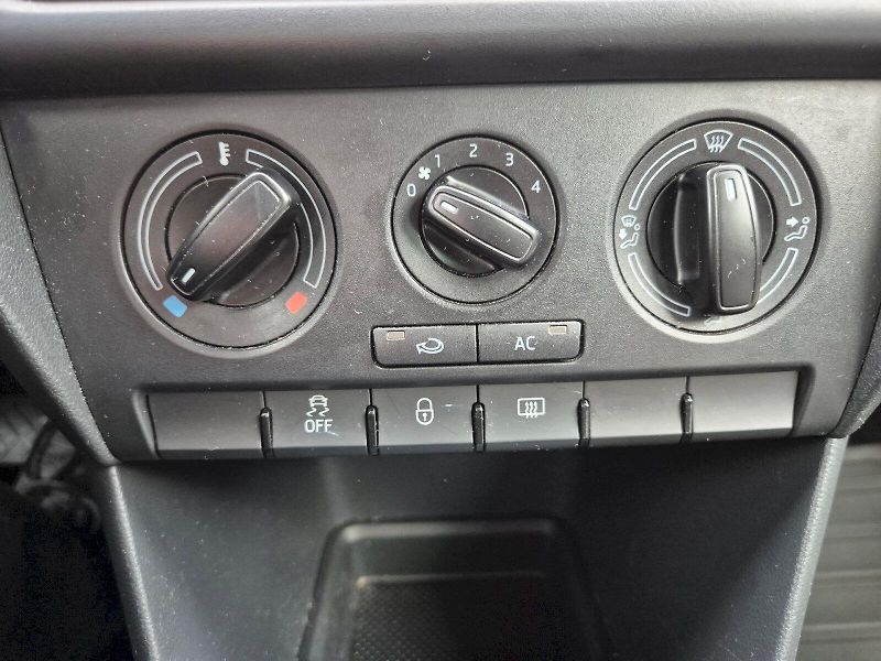 Škoda Rapid (2013) Ambition 1.6 TDI 77 kW 5°manuá - fotka 24 z 27