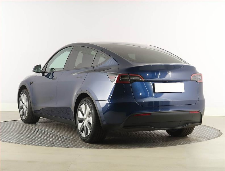 Tesla Model Y (2024) Standard LFP 64kWh, digi klima - fotka 4 z 33
