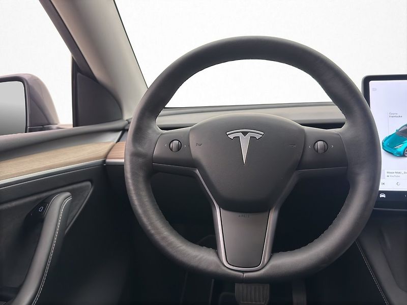 Tesla Model Y Long Range AWD - fotka 14 z 29