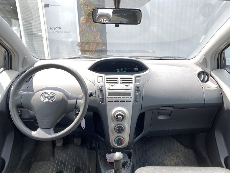 Toyota Yaris 1.0i, ČR, manual, STK - fotka 9 z 11
