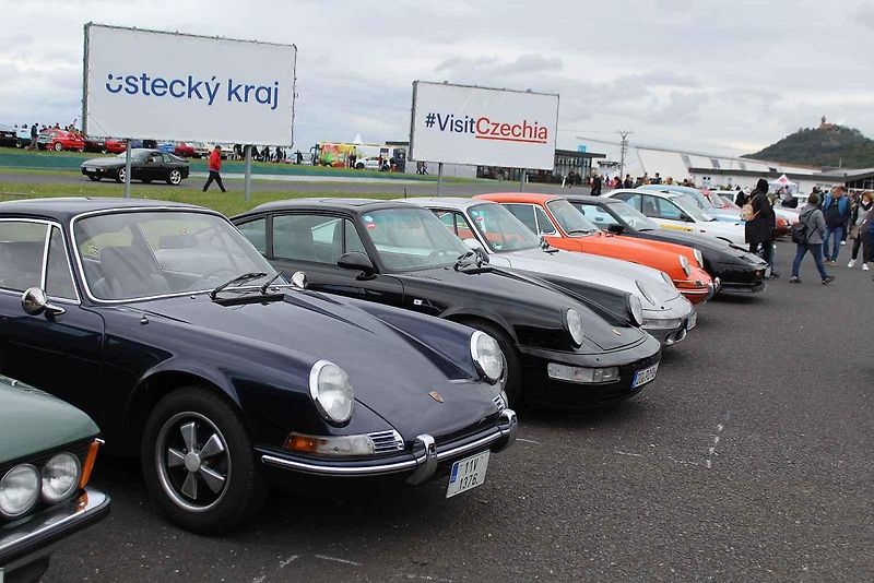 Na Autodromu Most byl motoristický festival The Most Classic. Na snímku je vystavené Porsche 911.
