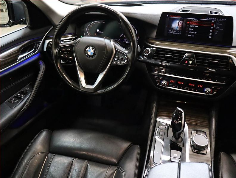 BMW Řada 5 (2019) Luxury Line 530d xDrive, 4X4 - fotka 7 z 25