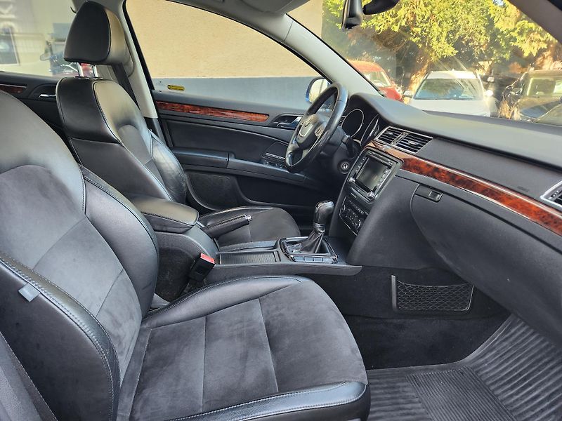Škoda Superb 2.0-PRAV.SERVIS-TOP VÝBAVA - fotka 26 z 37